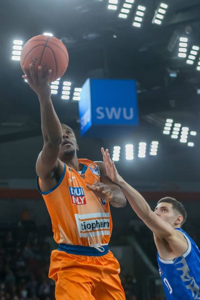 亚足球队的 亚足球队的